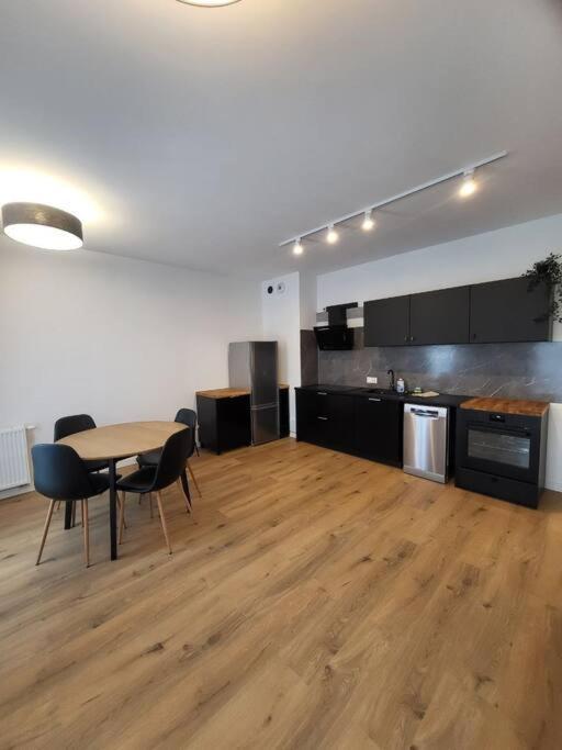 Appartement Duzy Apartament W Centrum - 3 Pokoje - Garaz à Wrocław Extérieur photo