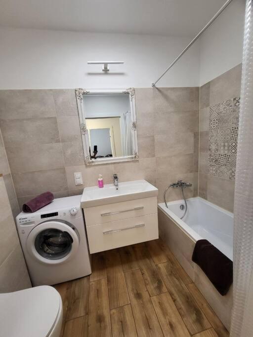 Appartement Duzy Apartament W Centrum - 3 Pokoje - Garaz à Wrocław Extérieur photo